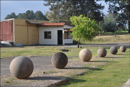 Nhiều "quả trứng" đá khổng lồ này có từ năm 600 sau CN và một số khác được làm sau năm 1000.