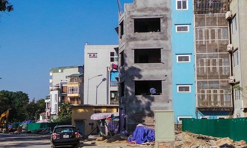 Song song với việc thi công dự án đường Nguyễn Đình Chiểu (kéo dài), các công trình hai bên đường cũng đua nhau xây mới, vá víu "nhộn nhịp".