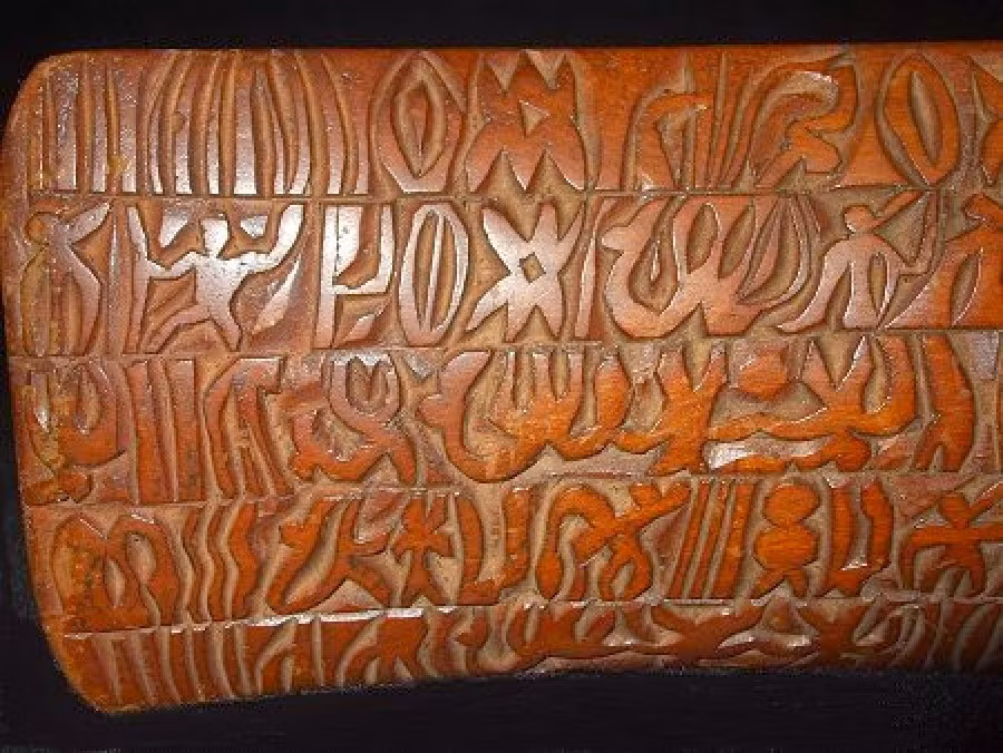 Về sau, các chuyên gia phát hiện Rongorongo được viết xen kẽ theo các hướng với nguyên tắc đọc một dòng từ trái sang phải, sau đó quay bảng 180 độ và đọc những dòng tiếp theo.