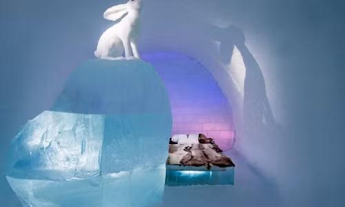 Tổng cộng 30.000 m3 tuyết và băng đã được sử dụng để xây dựng khách sạn, trong khi các tác phẩm nghệ thuật được cắt từ 500 tấn băng tinh khiết tự nhiên. Căn phòng này được thiết kế theo bộ phim Follow the White Rabbit bởi nghệ sĩ AnnaSofia Mååg và Niklas Byman.