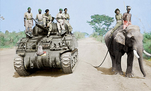 Binh sĩ Anh ngồi trên xe tăng Sherman tại Meiktila, Myanmar ngày 29/3/1945.