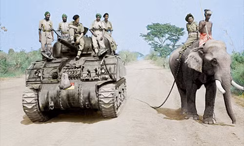 Binh sĩ Anh ngồi trên xe tăng Sherman tại Meiktila, Myanmar ngày 29/3/1945.