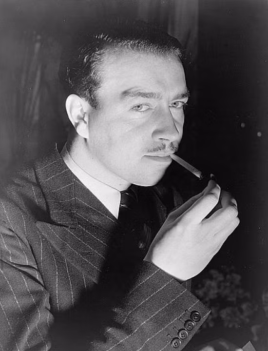 Cháu trai Hitler còn gây bất ngờ khi viết bài báo dài 6 trang có nội dung miêu tả về lần đầu tiên tới thăm nhà của người chú khét tiếng tại Berchtesgaden năm 1936. Bài báo trên được viết 2 tháng trước khi Chiến tranh thế giới 2 nổ ra và được bán với giá gần 1.000 USD.