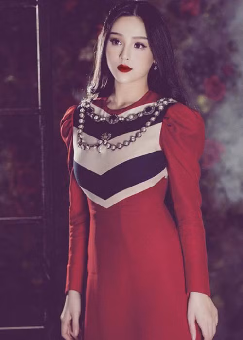 Thần thái của Huyền Baby cũng khiến bộ ảnh được đánh giá tốt, dù concept khá đơn giản.