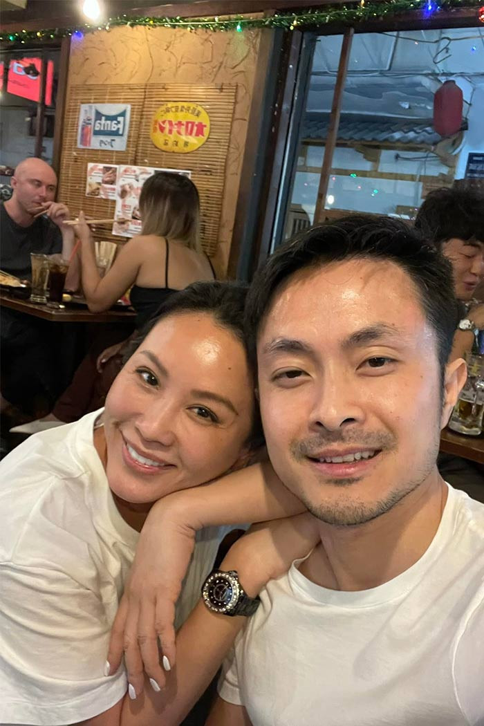 Cả hai luôn dành cho nhau những cử chỉ tình tứ, ngọt ngào như cặp đôi mới yêu.