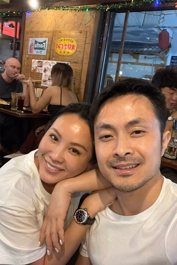 Cả hai luôn dành cho nhau những cử chỉ tình tứ, ngọt ngào như cặp đôi mới yêu.