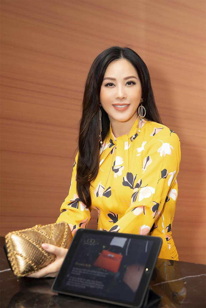 Hoa hậu Thu Hoài sinh năm 1976. Cô đăng quang Hoa hậu Phu nhân người Việt thế giới năm 2012.