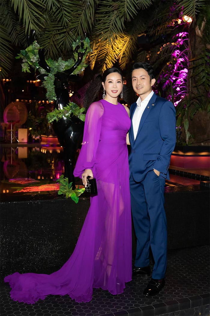 Thu Hoài và Tống Trí luôn xuất hiện như hình với bóng mỗi khi đi dự sự kiện hoặc gặp gỡ bạn bè. Mặc dù hơn chồng 10 tuổi nhưng cả hai được khen xứng đôi.