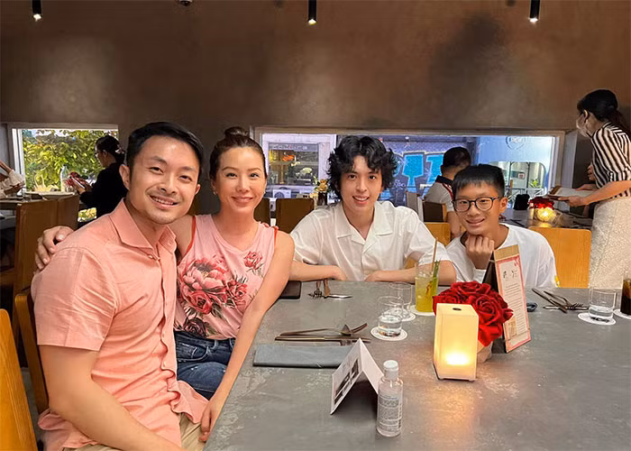 Hoa hậu Thu Hoài khen ngợi bạn trai là người đàng hoàng, chung thủy. "Anh luôn đặt nền tảng gia đình, nuôi dạy con cái lên hàng đầu rồi mới đến sự nghiệp", Thu Hoài bày tỏ.