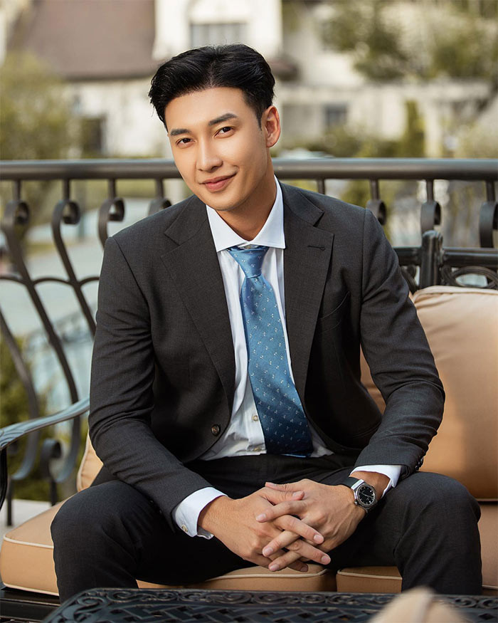 Phong cách lịch lãm, nam tính cũng là một trong những ưu điểm nổi bật của chàng trai 27 tuổi này.