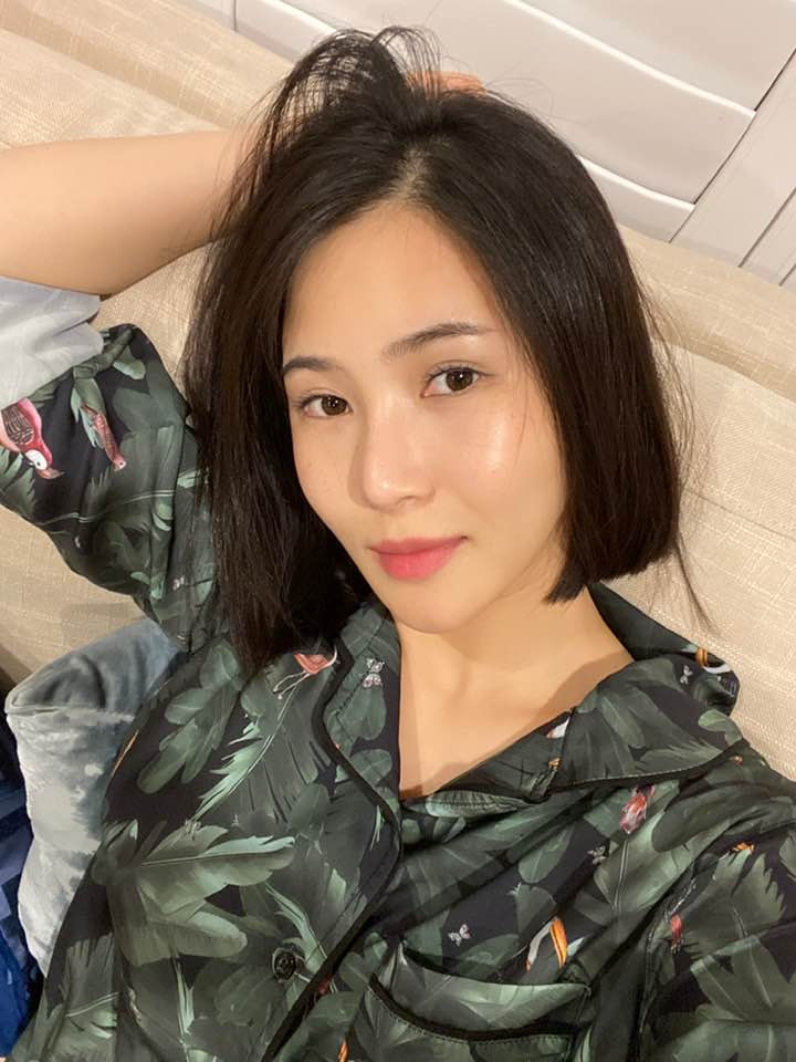 Giọng ca xứ Nghệ chăm để mặt mộc, tự tin tung ảnh đời thường khoe làn da căng bóng.