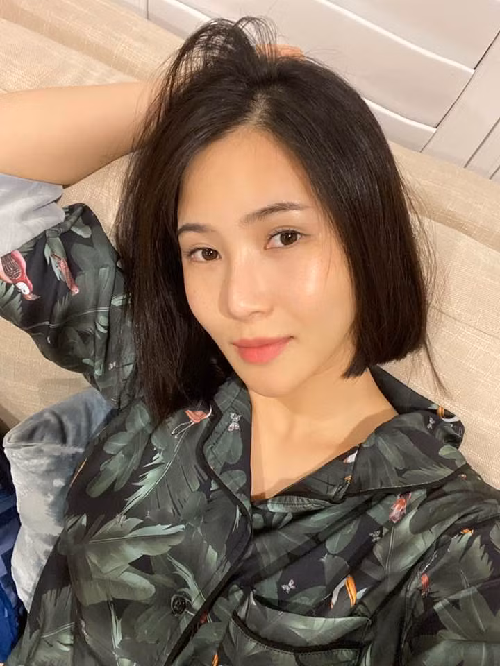 Giọng ca xứ Nghệ chăm để mặt mộc, tự tin tung ảnh đời thường khoe làn da căng bóng.