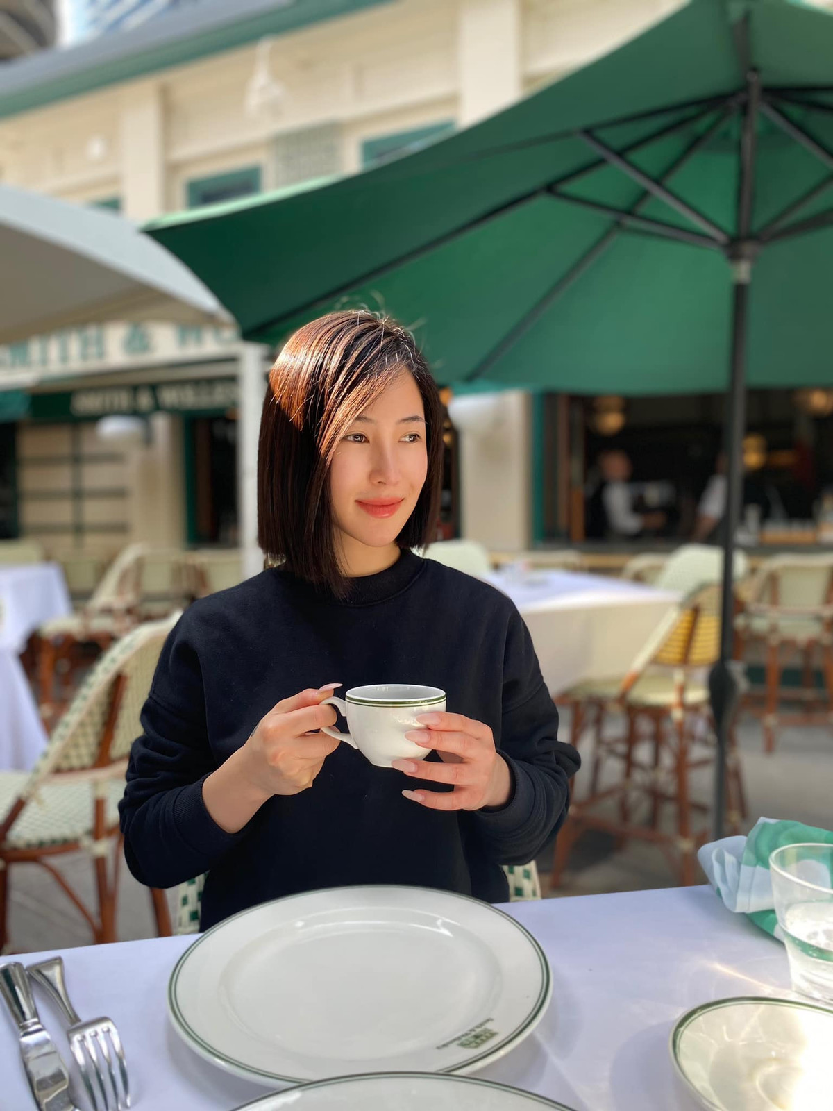 Gương mặt thon gọn hơn trước cộng thêm phong cách thời trang và lối trang điểm mới khiến quán quân Giọng hát Việt 2012 có nhiều nét khác xưa.