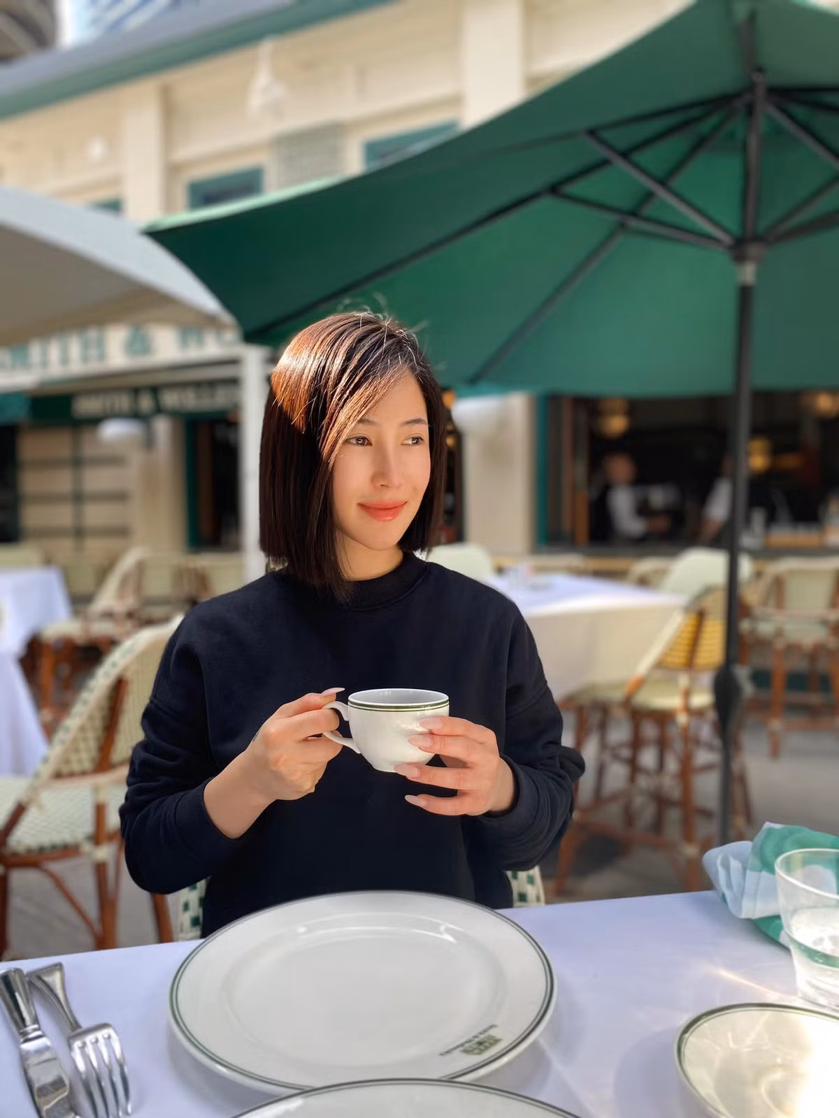 Gương mặt thon gọn hơn trước cộng thêm phong cách thời trang và lối trang điểm mới khiến quán quân Giọng hát Việt 2012 có nhiều nét khác xưa.