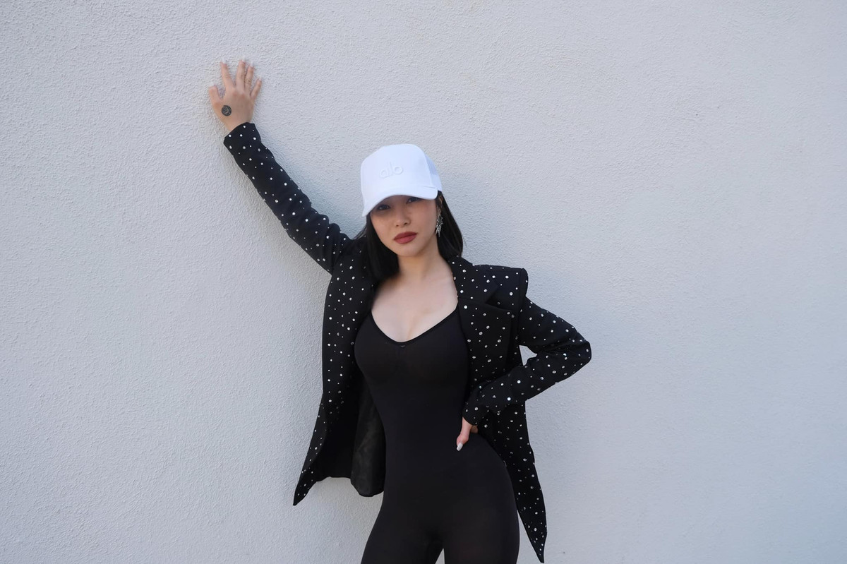 Hương Tràm vẫn chuộng phong cách thời trang gợi cảm và bốc lửa. Tuy vậy, nữ ca sĩ không ít lần mắc lỗi trang phục biểu diễn.