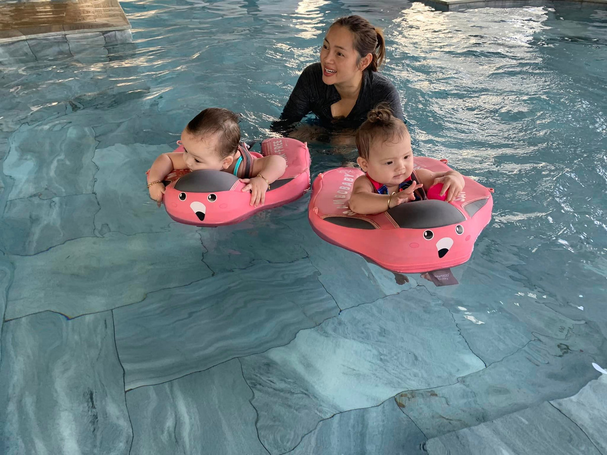 Hai bé gái sinh đôi nhà Diễm Châu càng lớn càng đáng yêu.