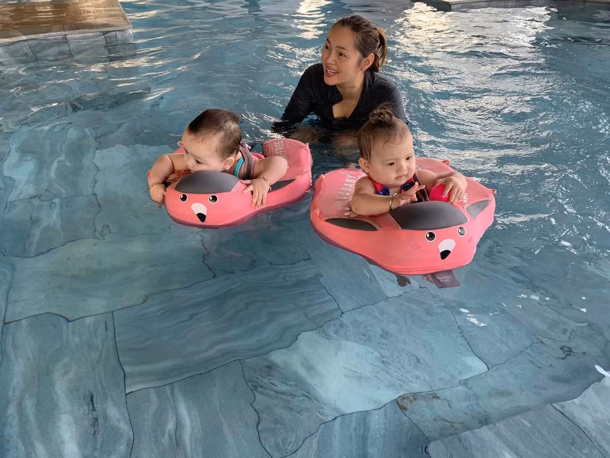 Hai bé gái sinh đôi nhà Diễm Châu càng lớn càng đáng yêu.