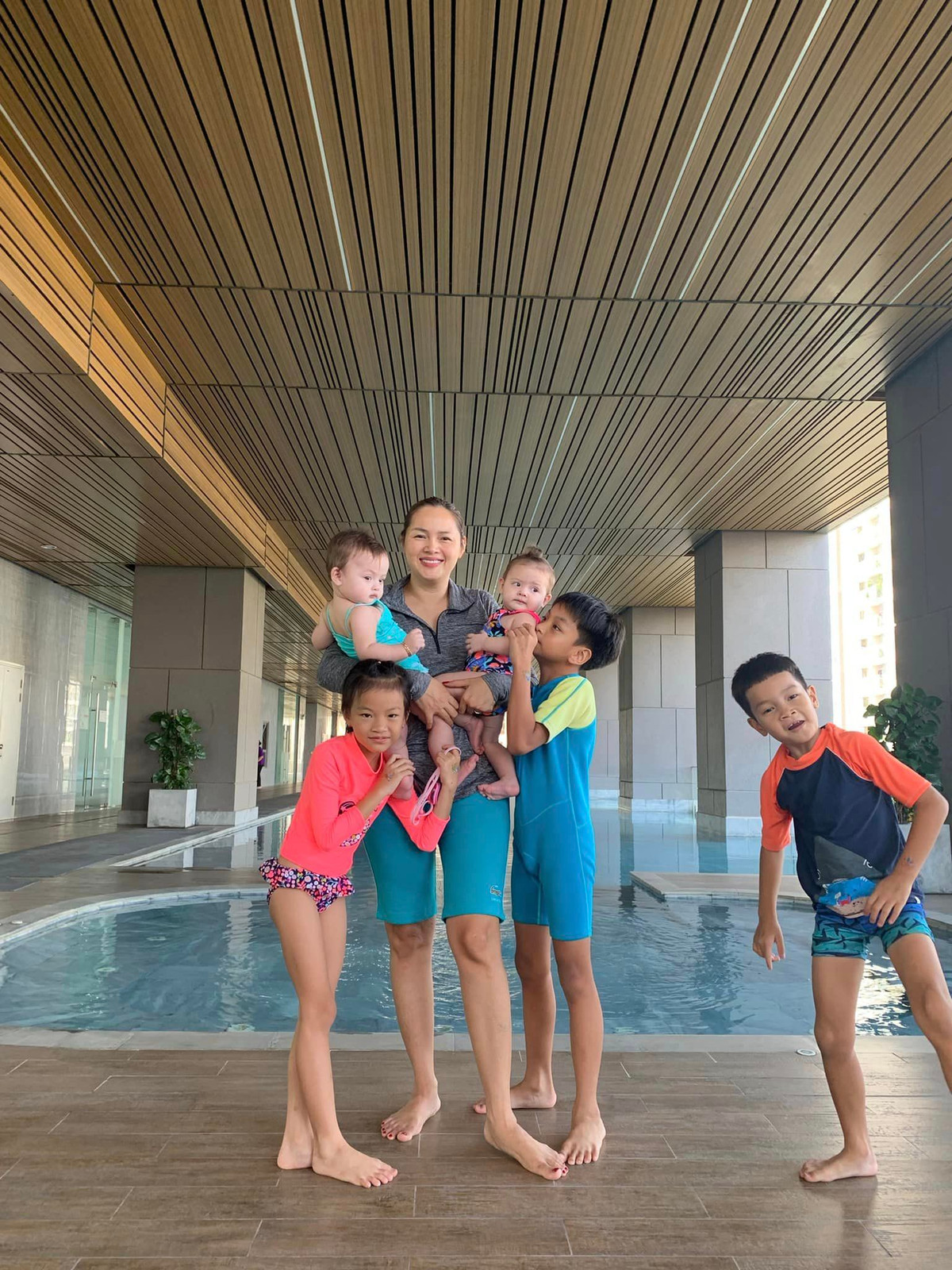 Bà mẹ "bỉm sữa" hóm hỉnh viết: "Món quà to lớn lắm các mẹ ạ. 1 kỹ sư, 1 doanh nhân/nhà ngoại giao, 1 người mẫu, 1 hoa hậu, 1 diễn viên hài. Cùng với đó 20kg mỡ, sự lo lắng, giận dữ, đến sự yêu thương, niềm tự hào và cả 1 cuộc sống đầy ý nghĩa mà "món quà" này đã mang lại. Cảm ơn "món quà" đã đến bên mẹ, giúp mẹ học cách yêu thương, học cách chia sẻ, học lo lắng, học kiên nhẫn. Cảm ơn các con đã cho mẹ 1 đời đầy ý nghĩa, giúp mẹ hiểu được mục tiêu của đời mình, đã tặng mẹ những gia vị tuyệt hảo nhất để "món ăn cuộc đời" của mẹ trở nên đậm đà, hoàn hảo".