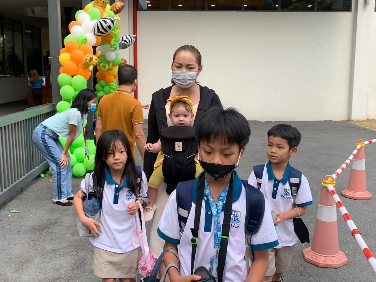 Không chỉ khoe con, Á hậu Áo dài Việt Nam 2006 còn hài hước định hướng nghề nghiệp tương lai cho các con.