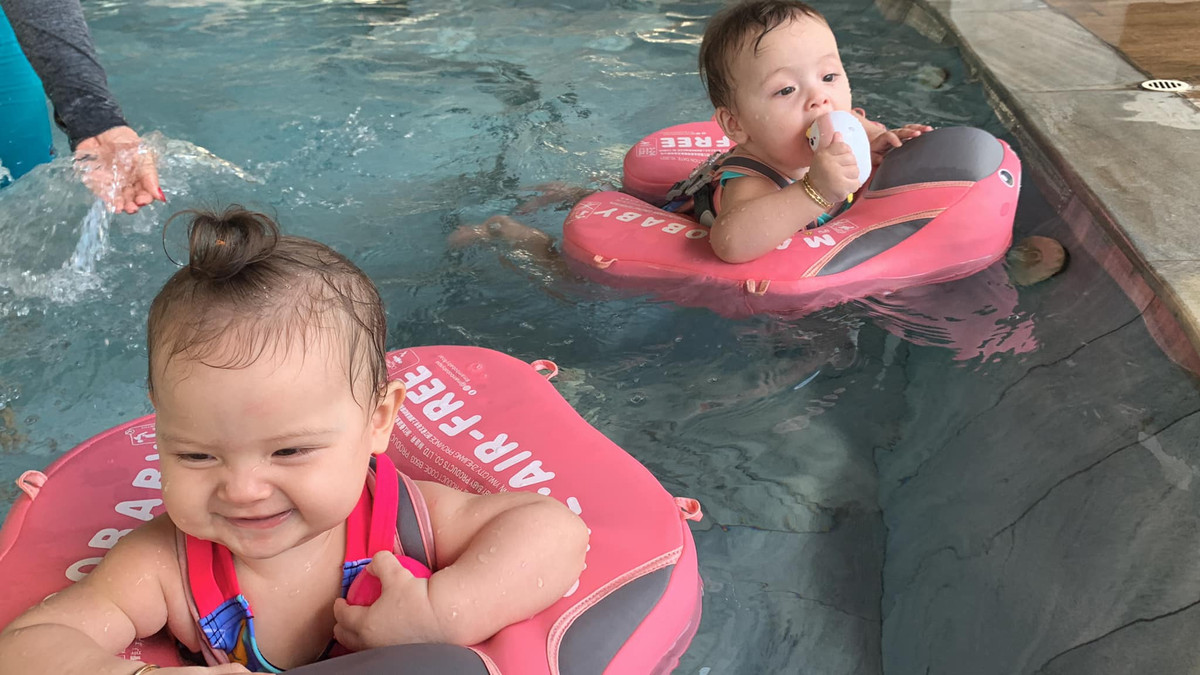 Hai nhóc tì dù chưa tròn một tuổi nhưng đã được mẹ đưa đi trải nghiệm khắp nơi.