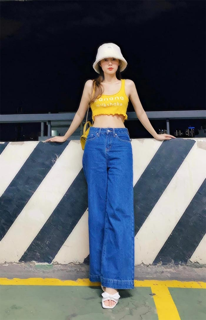 Người đẹp 33 tuổi đặc biệt thích diện áo crop top hoặc váy ôm sát vùng eo để khoe trọn vòng 2 đẹp mắt.