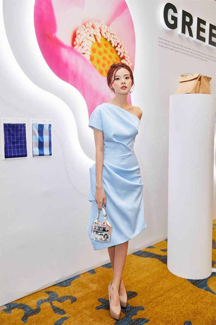 Sở hữu vòng hai thon gọn nên Midu không ngại mặc những chiếc váy bó sát eo.