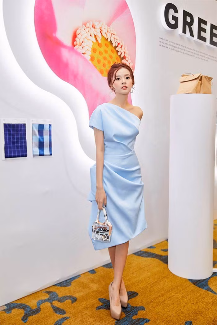 Sở hữu vòng hai thon gọn nên Midu không ngại mặc những chiếc váy bó sát eo.