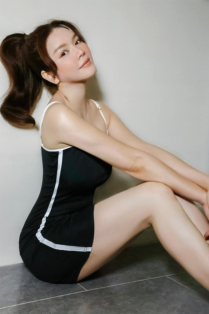 Càng ăn mặc giản dị, Lý Nhã Kỳ càng trẻ và gợi cảm.