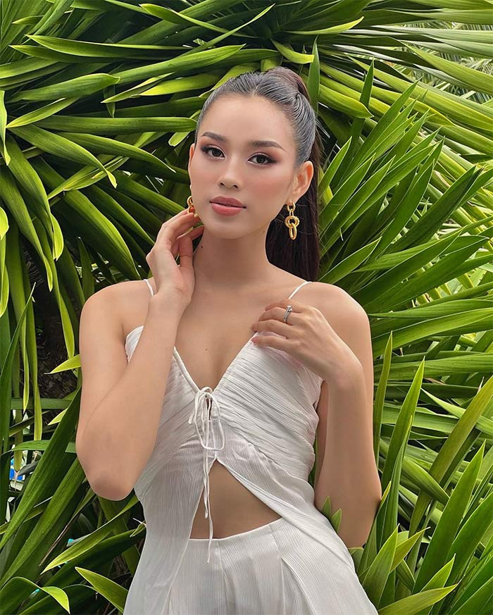 Trang phục đơn giản nhưng cắt xẻ khéo léo tôn vòng hai thắt đáy lưng ong, Đỗ Thị Hà ngày càng quyến rũ trong mắt người hâm mộ.