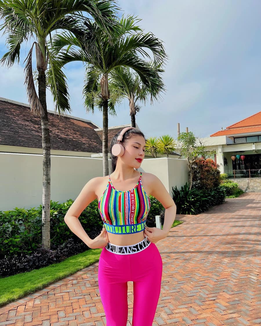 Top 15 Hoa hậu Siêu quốc gia Việt Nam 2018 thường xuyên chọn trang phục giúp cô khoe vòng một đầy đặn, đôi chân dài và vòng eo thon gọn.