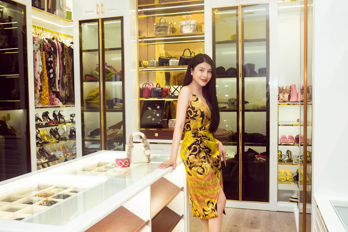 Chăm chỉ hoạt động nghệ thuật cũng như thành công trong công việc kinh doanh giúp "ngọc nữ bolero" Lily Chen sở hữu khối tài sản "khủng".