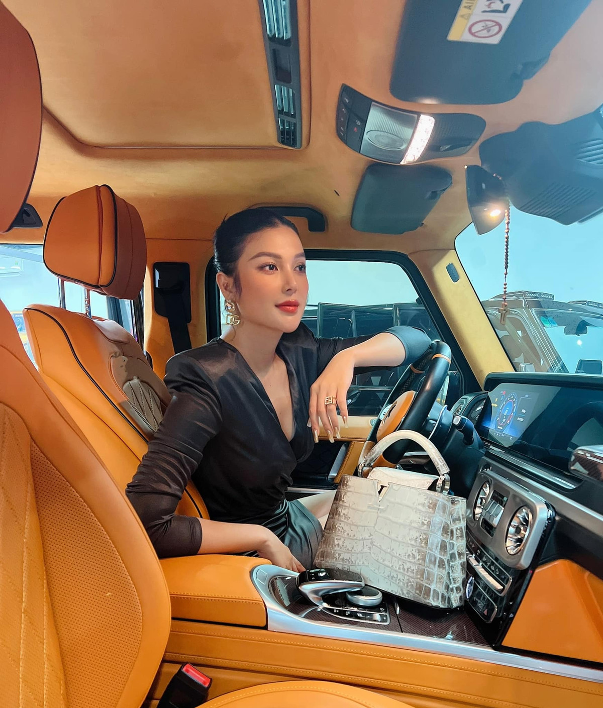 Khác với hình ảnh trên phim, ngoài đời " mỹ nhân 50 tỷ" tận hưởng cuộc sống giàu sang, sở hữu nhà đẹp và dàn xe sang cùng nhiều đồ hiệu đắt tiền.