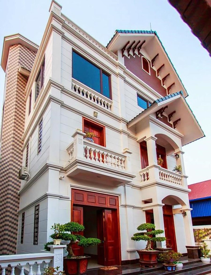 Trong những lần chia sẻ trên truyền thông, nam danh hài luôn dành lời khen vợ là hậu phương vững chắc, lo chu toàn mọi việc từ con cái tới gia đình giúp anh yên tâm làm việc. Nhờ chăm chỉ chạy show, Chiến Thắng có cuộc sống ổn định về kinh tế. Vợ chồng anh hiện sống trong cơ ngơi hoành tráng ở Vĩnh Phúc. Ảnh: Tiền Phong.