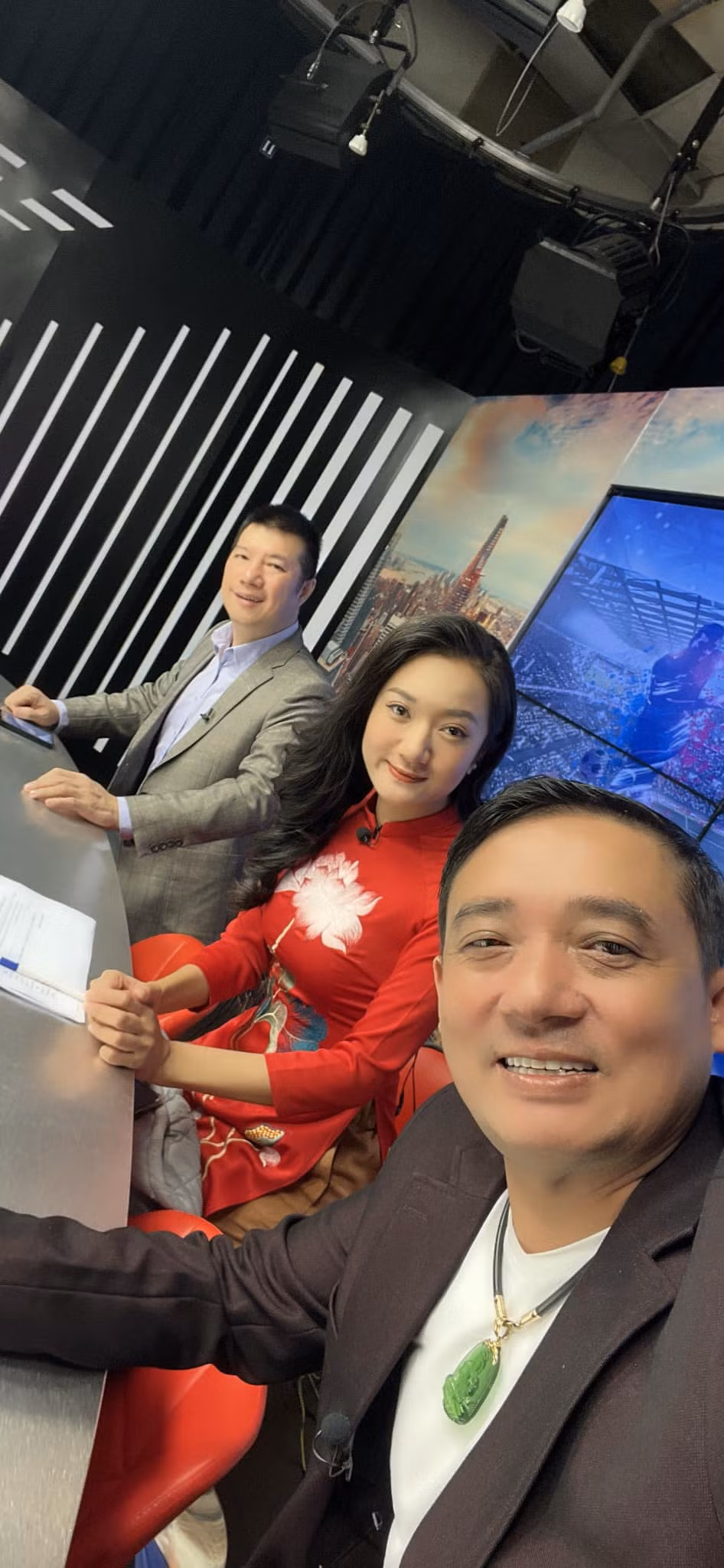 Hiện tại ngoài diễn xuất và viết kịch bản, Chiến Thắng còn có niềm đam mê ca hát, bóng đá hay vẽ tranh. Anh nhận lời tham gia chương trình bình luận thể thao nhờ sự am hiểu của mình.