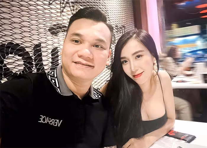 Vợ nam ca sĩ kiêm nhạc sĩ Khắc Việt là DJ nổi tiếng Hà Thành và cũng là hot girl một thời Thảo Bebe.