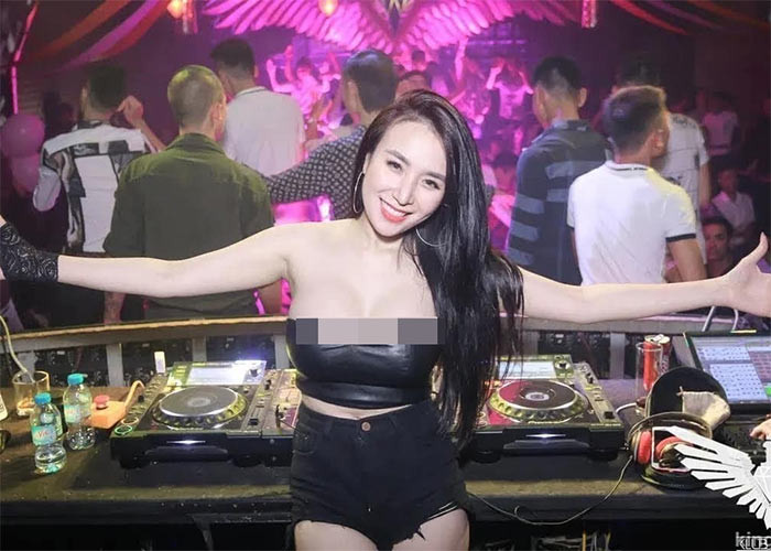 Trang phục đi làm của nữ DJ cực kỳ gợi cảm.