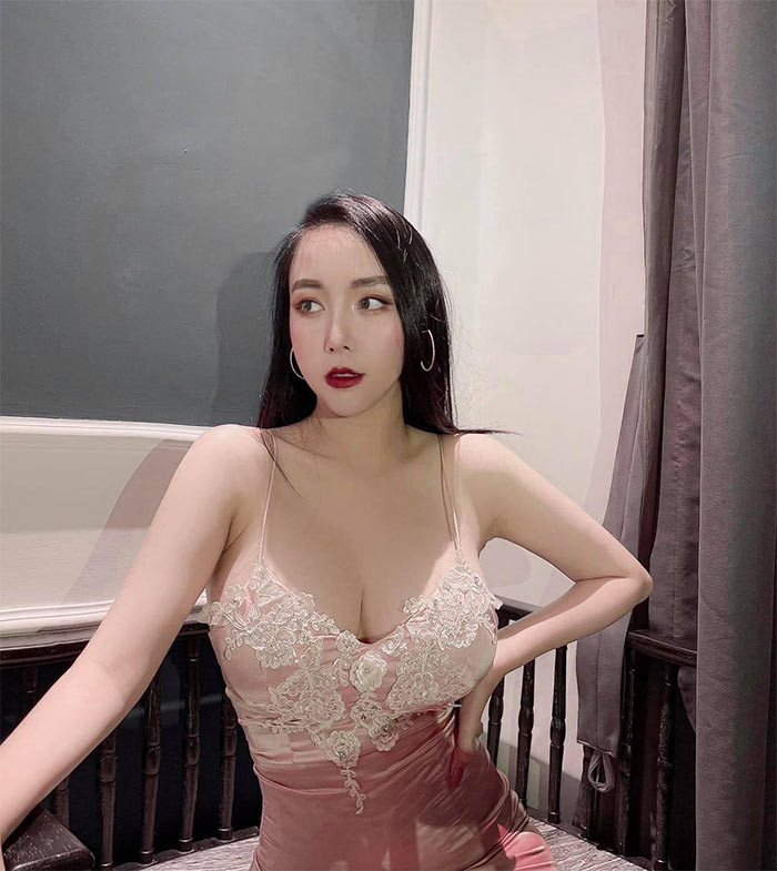 Nữ DJ chia sẻ, ban đầu, bố mẹ chồng cô cũng hơi sốc vì con dâu sexy quá.