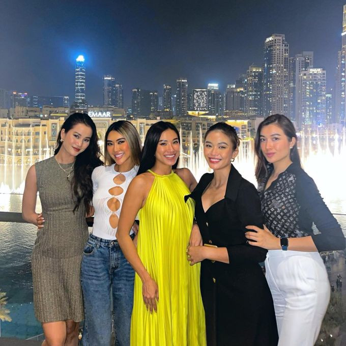 Chân dài họ Đặng diện áo hở bạo cùng dàn người đẹp Việt "check-in" ở Dubai.