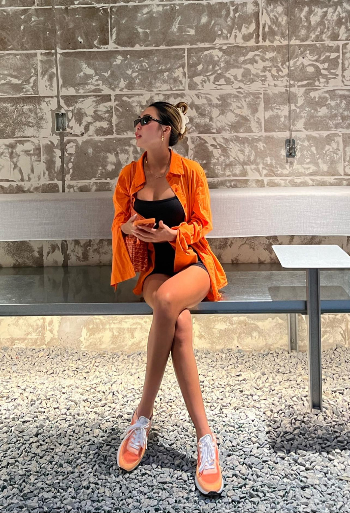 Tường Linh chăm đăng ảnh "chanh sả" trong những chuyến vi vu trời Tây.