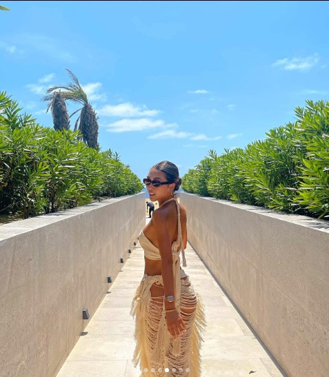 Dù xinh đẹp nhưng 9X cũng không ít lần khiến dân tình "sốc tận óc" vì những trang phục "lộ thiên" ai nhìn cũng muốn đỏ mặt.