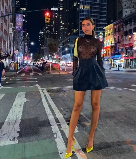 Để có sắc vóc như hiện tại, mỹ nhân quê Phú Yên đã nhuộm từ làn da trắng sáng sang nâu bóng giòn.