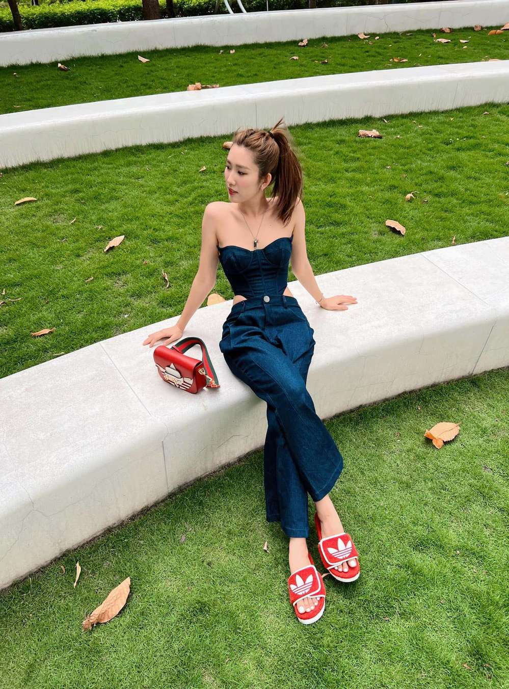 Á khôi 1 cuộc thi Nữ hoàng Trang sức Việt Nam 2009 chăm lên đồ bó sát, hở eo, khoe triệt để vòng hai nhỏ siêu thực.