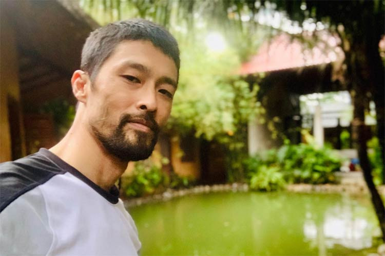 Để râu khiến vẻ ngoài của Johnny Trí Nguyễn bị già hơn so với tuổi.