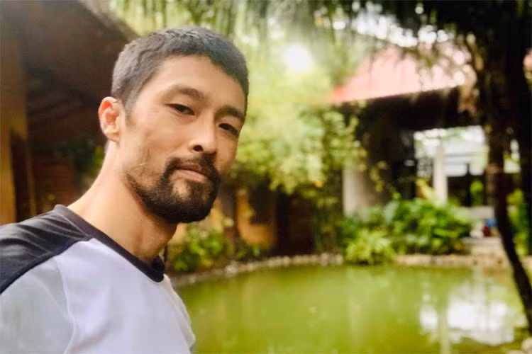 Để râu khiến vẻ ngoài của Johnny Trí Nguyễn bị già hơn so với tuổi.