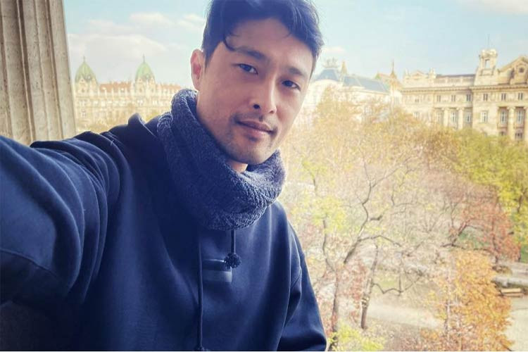 Khi không để râu trông nam tài tử "Bụi đời Chợ Lớn" trẻ trung và đỡ hốc hác hơn.