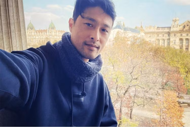 Khi không để râu trông nam tài tử "Bụi đời Chợ Lớn" trẻ trung và đỡ hốc hác hơn.