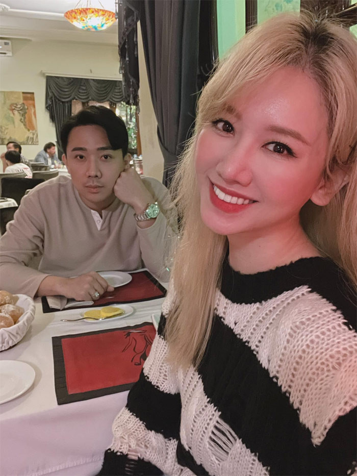 Đáp lại thất vọng của chồng, Hari Won thẳng thừng: "Mắc gì con gái phải biết làm bếp? Tui biết kiếm tiền, tui cho tiền anh ra ngoài ăn ngon không hơn còn không chịu nữa!".