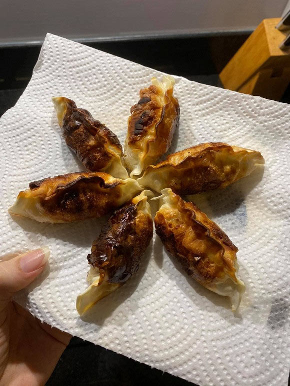 Cư dân mạng từng được phen phì cười khi chứng kiến nữ MC kiêm diễn viên sinh năm 1985 chiên há cảo cháy đen cho chồng ăn đêm.