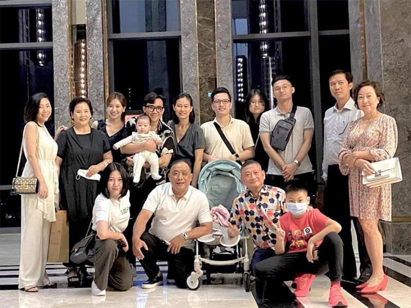 May mắn cho Hari Won là trong thời gian 2 năm sống chung với bố mẹ chồng cô luôn được mẹ Trấn Thành thông cảm. Thậm chí bà còn đích thân vào bếp nấu ăn, gọi con dâu dậy thưởng thức.