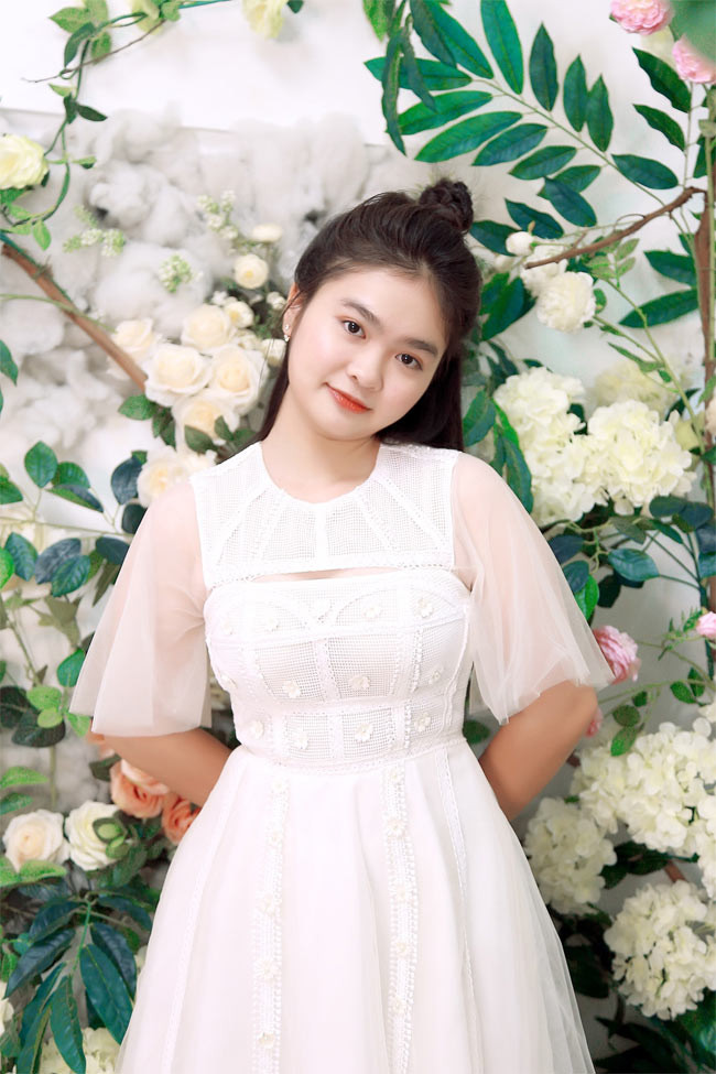 Theo đuổi phong cách thời trang điệu đà, nữ tính nên trông Thiện Nhân càng lớn càng duyên dáng.